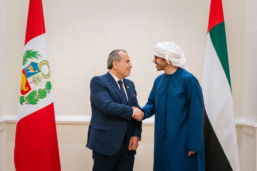 Los ministros de Exteriores de Emiratos y Perú se estrechan la mano en la antesala de su encuentro. (WAM)
