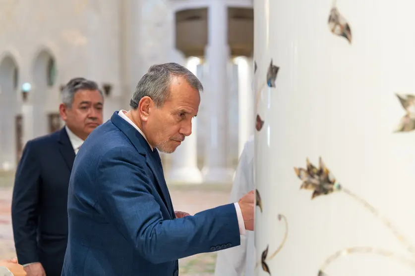 El canciller peruano ante una de las columnas de la Gran Mezquita de Abu Dhabi. (WAM)