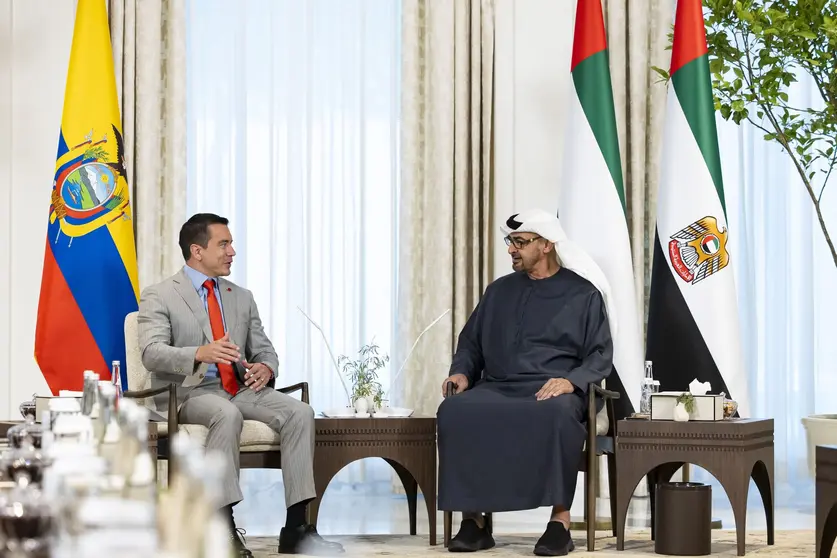 Los presidentes de Emiratos Árabes y Ecuador durante la reunión en Abu Dhabi. (WAM)