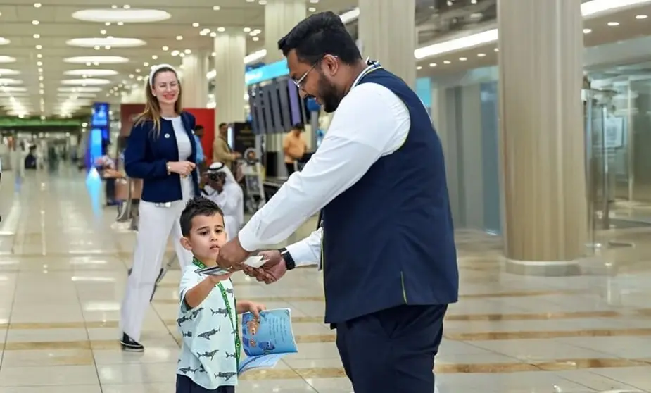 Un niño a su llegada al aeropuerto de Dubai. (WAM)
