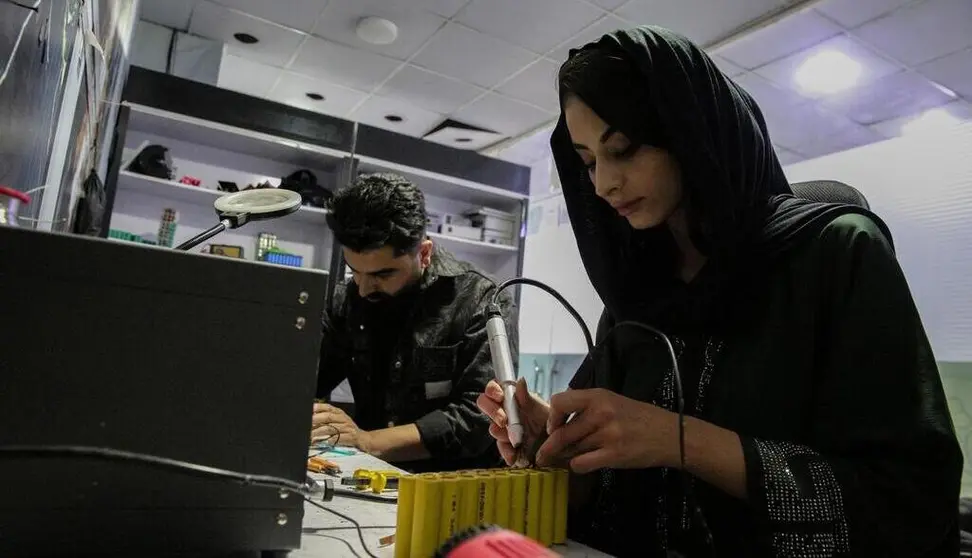 Zahra Ali, en su taller de Afganistán. (@elobrerodigital)