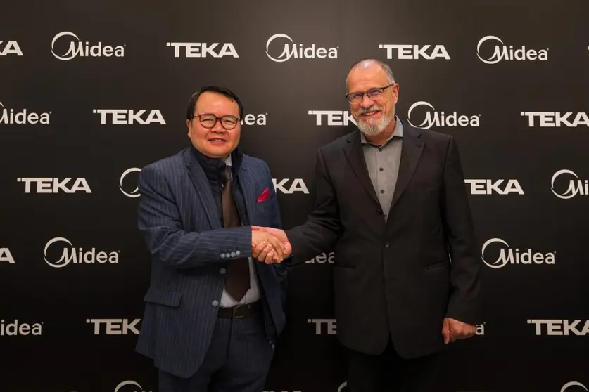 Larry Yuen, CGO de MIB y presidente de la Región Europa de Midea a la izquirda. A la derecha, Oliver Müller-Marc, en representación de los accionistas de Teka.