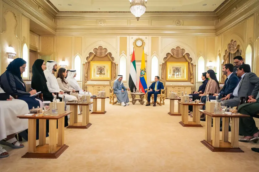 La delegación de Ecuador durante un encuentro con el ministro de Exteriores de EAU. (WAM)