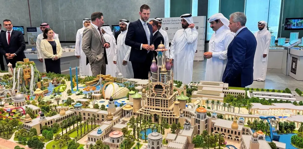 Eric Trump, ante a maqueta de un proyecto en Qatar. (Fuente externa)