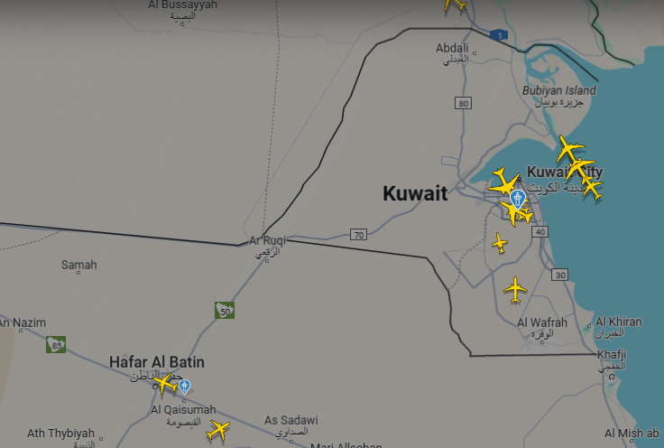 Captura de pantalla de vuelos en tiempo real en el aeropuerto de Kuwait. (Fligthradar24)