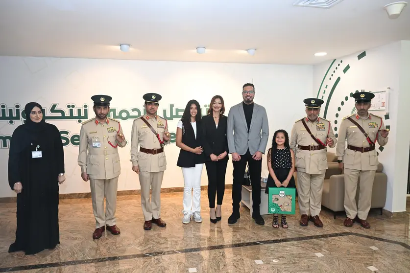 La Policía de Dubai homenajeó a la familia por su honradez. (Dubai Police)