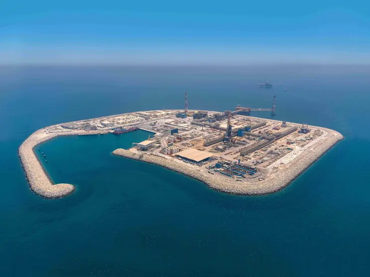 Plataforma petrolera en una isla de Abu Dhabi. (WAM)