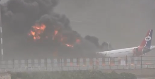 El aeropuerto de la capital de Yemen, Saná tras el ataque de Israel. (X)