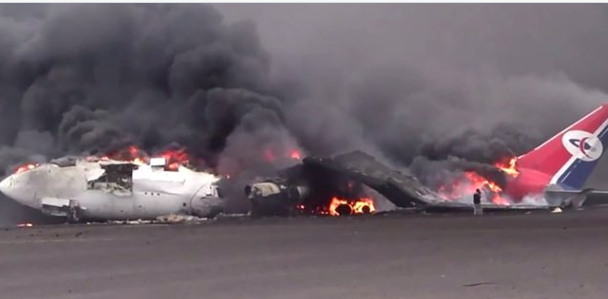 Aviones ardiendo en el aeropuerto de Saná. (X)