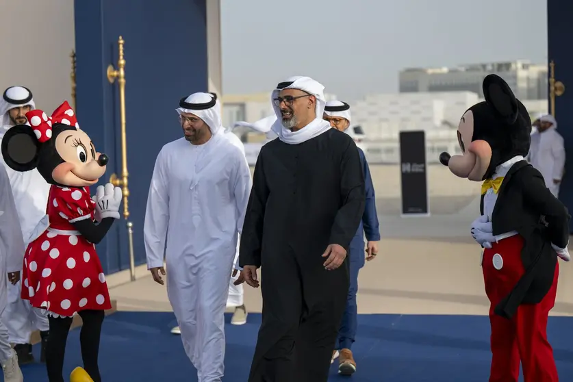 El príncipe heredero de Abu Dhabi es recibido por los personajes de Disney. (WAM)
