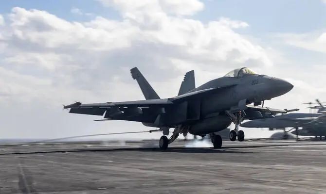 Caza F/A-18 Super Hornet aterriza en la cubierta de vuelo del portaaviones USS Harry S. Truman. ((US Navy)