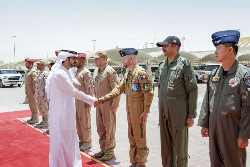 El jeque Hamdan saluda a los participantes en el ejercicio militar. (WAM)