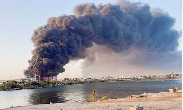 Una gran columna de humo y fuego se eleva desde un depósito de combustible en Puerto Sudán, Sudán, el 6 de mayo de 2025. (X)