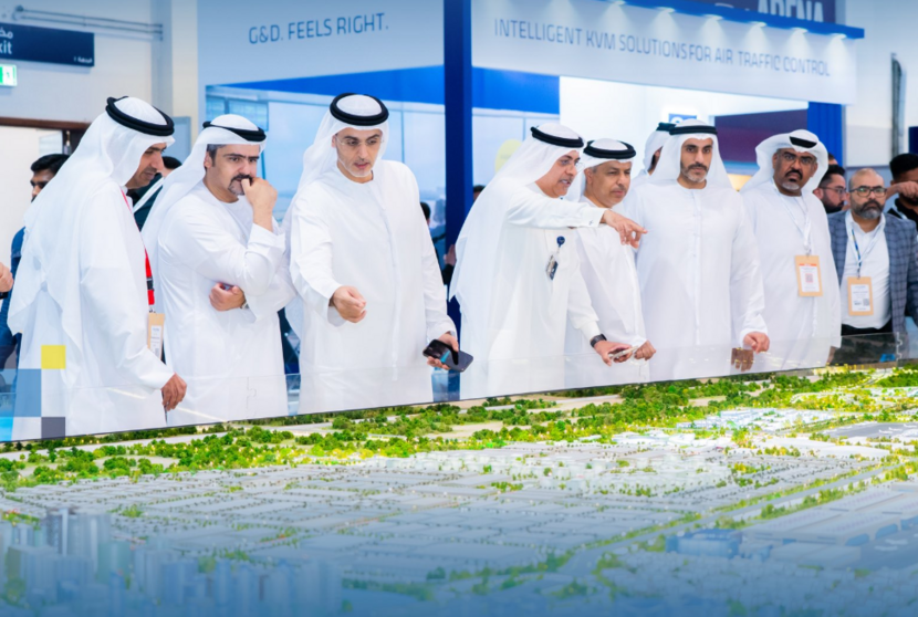 Emiratíes observan la maqueta del nuevo Aeropuerto Al Maktoum en Dubai. (X)