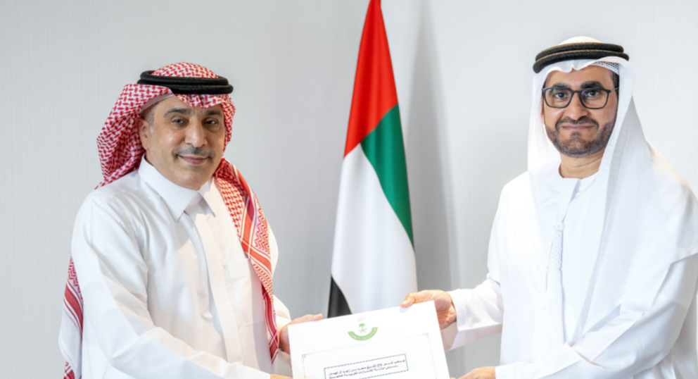 Funcionarios emiratíes con la carta de invitación. (WAM)
