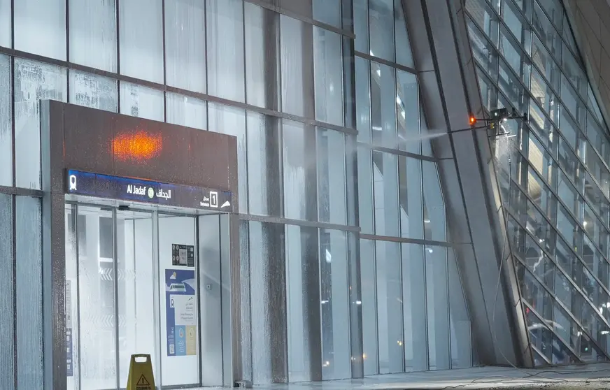 Un dron limpia una estación de Metro en Dubai. (RTA)