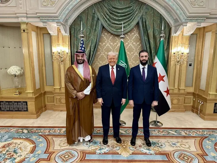 Ahmed al-Sharaa a la derecha con el príncipe saudí y Trump. (X)