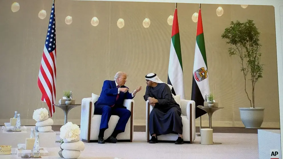 Los presidentes de EAU y Estados Unidos este jueves en Abu Dhabi. (X)