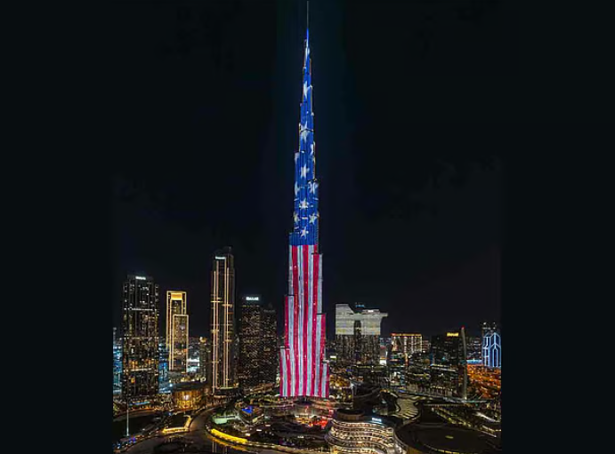 El Burj Khalifa iluminado con la bandera estadounidense. (Dubai Media Office)
