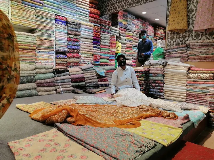 Tienda de telas en el Global Village. (EL CORREO)