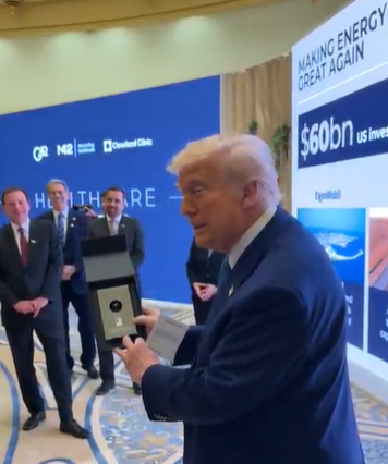 Trump enseña el regalo emiratí. (X)