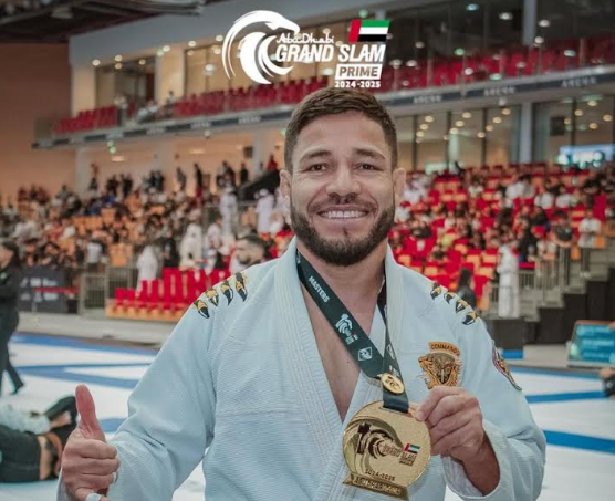 Willy con la medalla de oro. (Cedida)