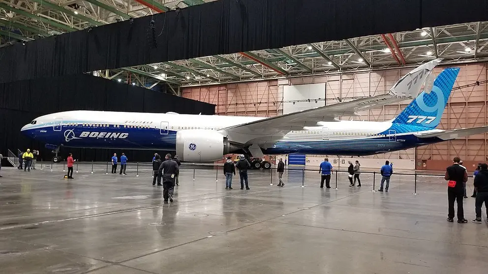 El Boeing 777X puede transportar de 384 a 426 pasajeros, pero no suoera al A380. (Fuente externa)