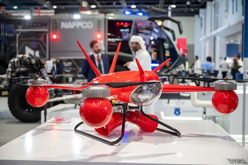 Un dron de fabricación emiratí en la feria. (WAM)