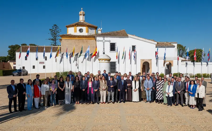 Los firmantes de la declaración institucional, ante el Monasterio de La Rábida. (Julián Pérez)