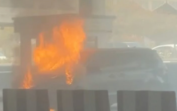 El fuego en el coche en una imagen de X.
