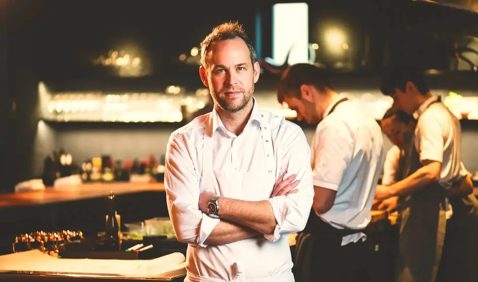 El restaurante FZN by Björn Frantzén, inaugurado en noviembre de 2024, ha capturado la atención internacional al obtener tres estrellas Michelin en menos de un año, convirtiendo a su chef, Björn Frantzén, en el único