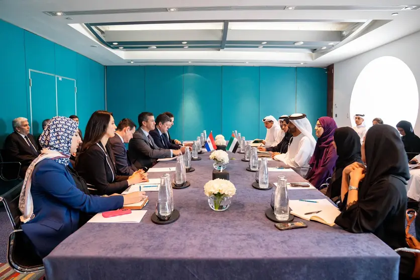 El presidente Santiago Peña ha mantenido un encuentro clave en Emiratos Árabes Unidos con el Ministro de Economía. (@SantiPenap)