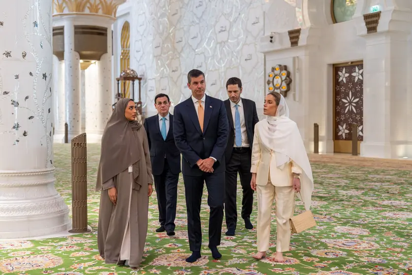 En el centro de la Imagen, el presidente de Paraguay durante su visita a la Gran Mezquita de Abu Dhabi. (WAM)