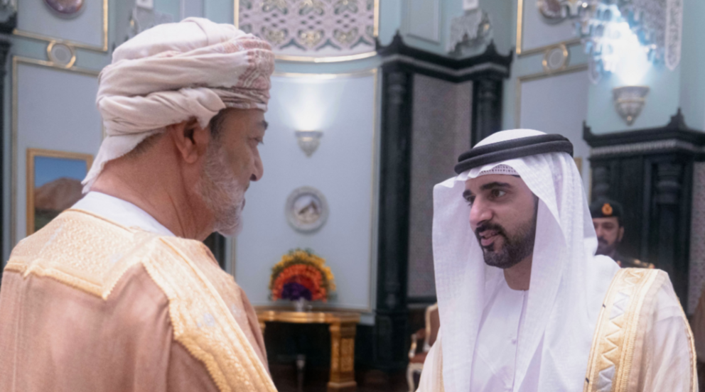 El príncipe heredero de Dubai saluda al sultán de Omán. (WAM)