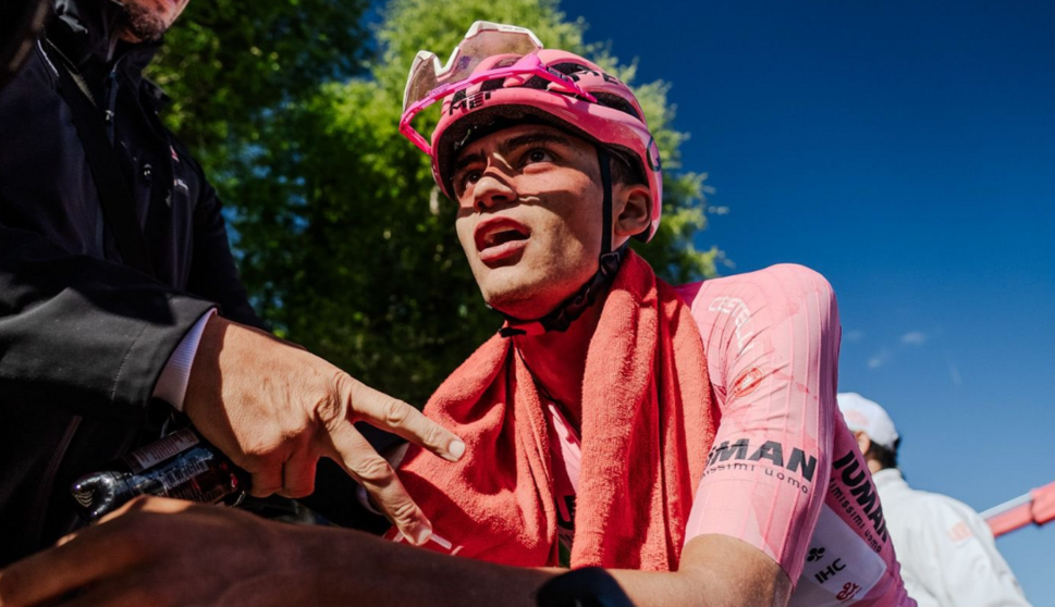 El ciclista mexicano con la maglia rosa. (X)