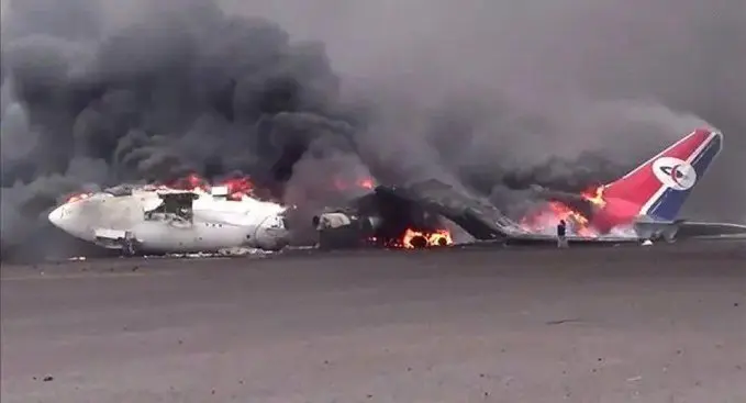 Avión incendiado en el aeropuerto de Saná. (X)