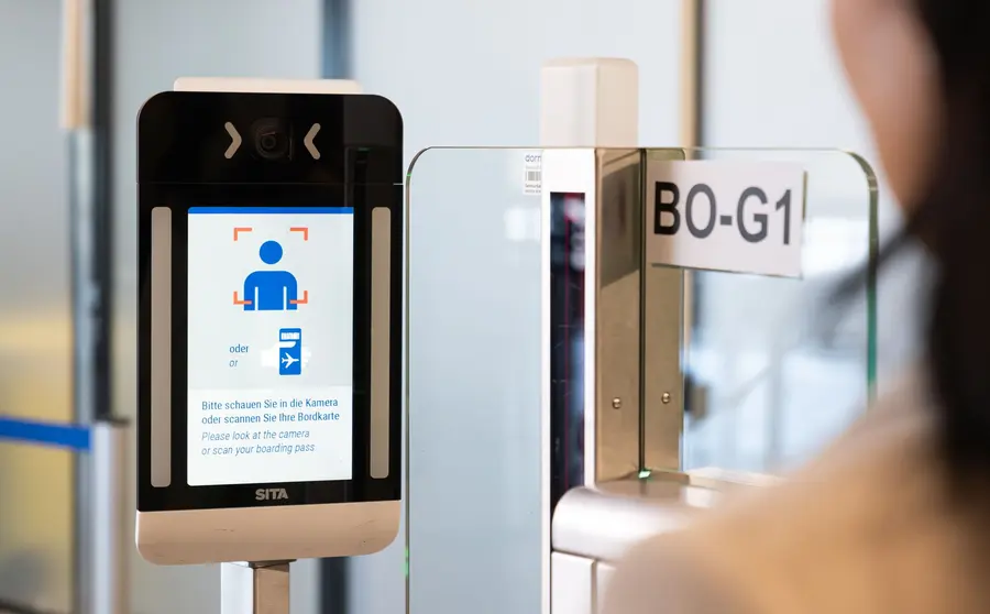 Control de pasaportes en un aeropuerto emiratí. (WAM)