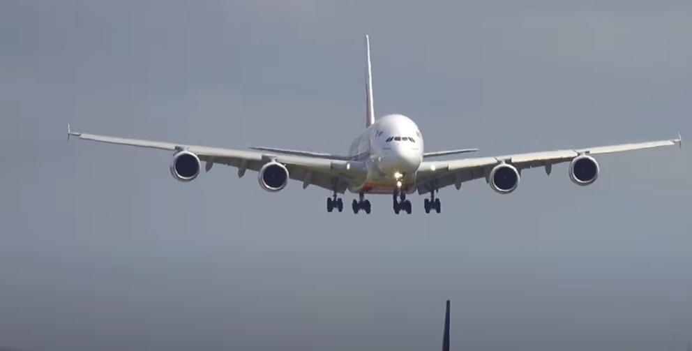 El A380 antes del aterrizaje. (Youtube)