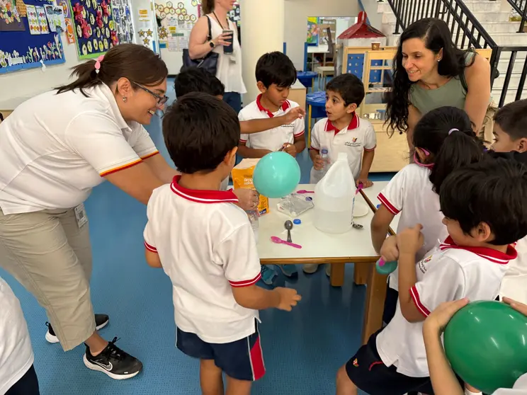 Alumnos del colegio español durante la actividad por la Semana de la Ciencia. (Cedida)