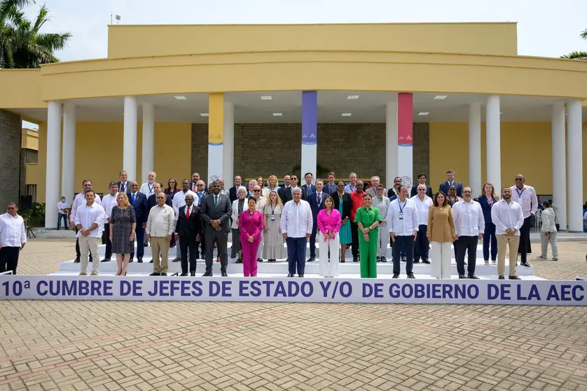 La ministra emiratí entre los parricipantes en la Cumbre. (WAM)