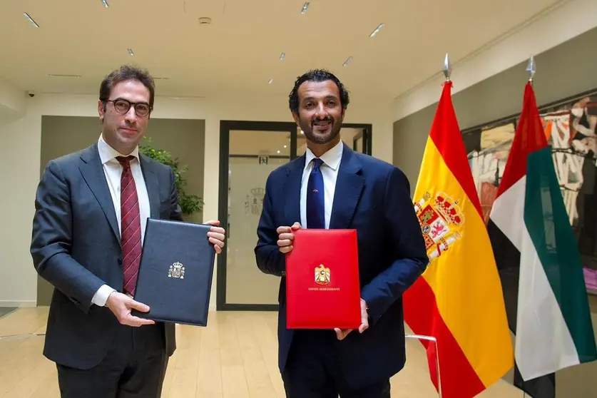 El ministro de Economía, Comercio y Empresa, Carlos Cuerpo, junto al ministro emiratí de Economía, Abdulla Bin Touq Al Marri. (X)