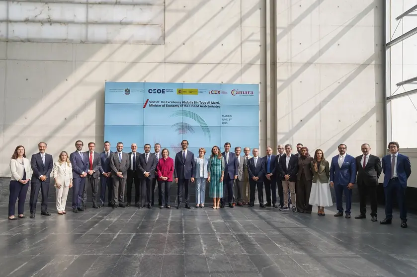 Foto de familia de los asistentes en el encuentro de empresas españolas con el ministro de EAU. (X)