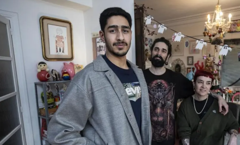 En primer término el estudiante emiratí junto al matrimonio español. (Fuente externa)