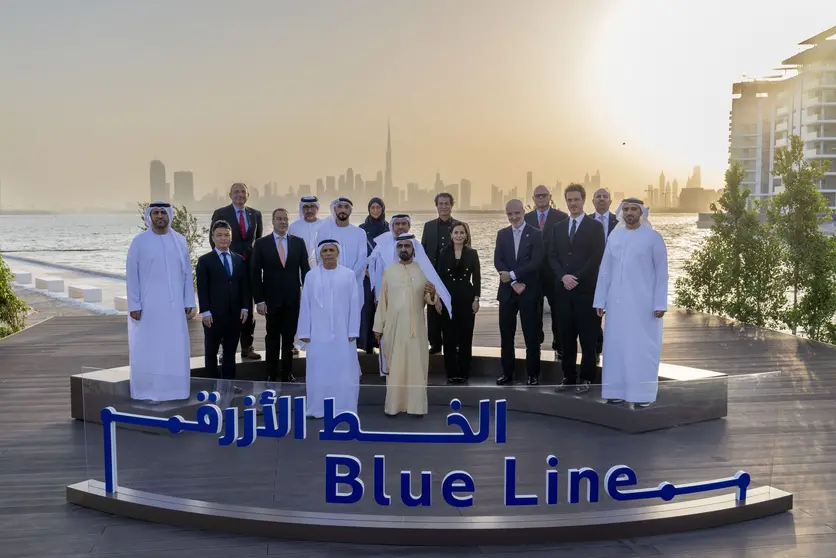 El gobernante de Dubai, en el centro de la imagen durante la ceremonia del metro línea azul. (WAM)