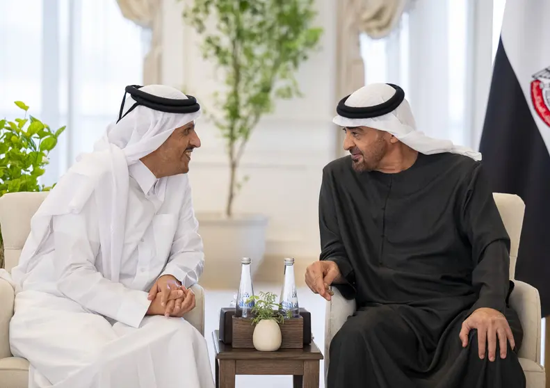 El presidente de EAU, a la derecha, junto al ministro de Exteriores de Qatar. (WAM)