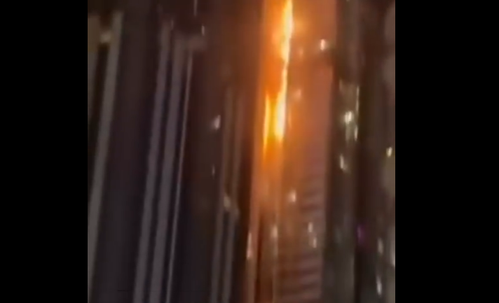 Captura de pantalla de un vídeo difundido en X del edificio en llamas.