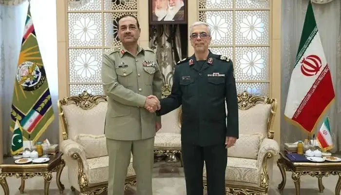 A la derecha de la imagen el comandante Mohammad Bagheri. (X)