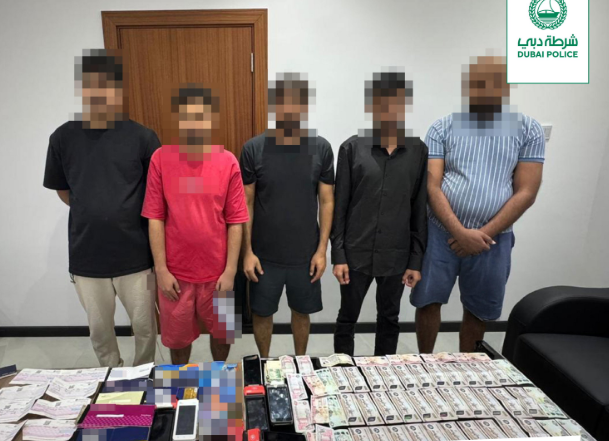 Una imagen de los detenidos con el botín difundida por la Policía de Dubai.
