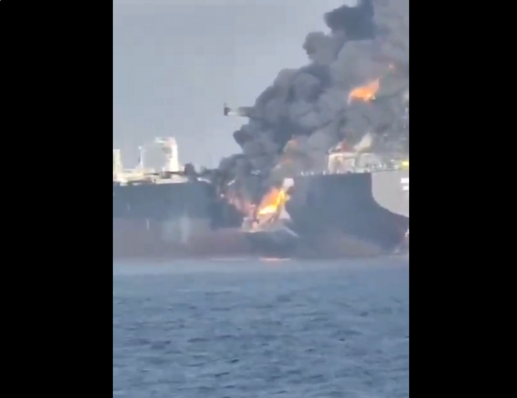 Una captura de pantalla del vídeo difundido del barco en llamas. (X)