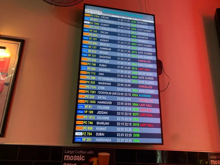 Vuelos cancelados en aeropuerto de Estambul. (EL CORREO)